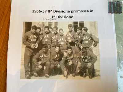 �La nostra era una rosa non formata per vincere - continua Pino -. Eppure nella stagione 1956-1957 ci classificammo primi e volammo in Prima Divisione, dove tra l�altro gi� si destreggiava il Liberty�